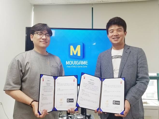 디온페이과 모비게임이 블록체인 기반 전용 플랫폼 게임 공급에 관한 양해각서를 체결했다. 사진은 김성민 대표(오른쪽)와 송원영 대표. [디온페이 ]