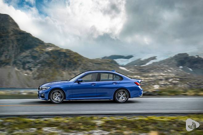 BMW 3시리즈. 길이가 4709mm로 크기로는 E세그먼트이지만 통상 D세그먼트로 불린다.