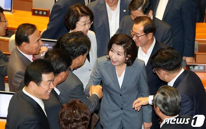 나경원 자유한국당 원내대표가 4일 서울 여의도 국회 본회의장에서 제369회 국회(임시회) 국정에 관한 교섭단체대표 연설을 마친 후 당 소속 의원들의 격려를 받고 있다. 나경원 원내대표는 "우리 국민들은 '불안의 시대'에 살고 있다＂며, ＂우리(정치인)들이 올바른 정치를 통해 불안을 희망으로 바꿔야 한다＂고 주장했다. 2019.7.4/뉴스1 © News1 이종덕 기자