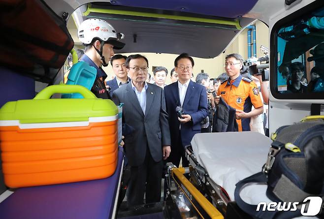 이해찬 더불어민주당 대표가 4일 오후 경기도 평택시 송탄소방서를 방분해 이재명 경기도지사와 소방 차량에 대한 설명을 듣고 있다. 2019.7.4/뉴스1 © News1 조태형 기자
