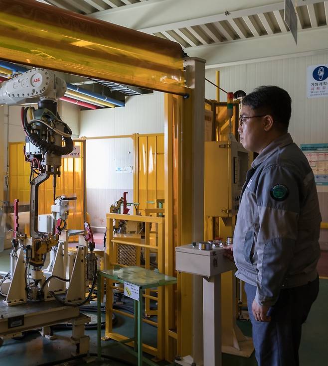 한국지엠 협력업체 창원금속공업 이정권 총괄이사가 멈춘 기계를 바라본다.