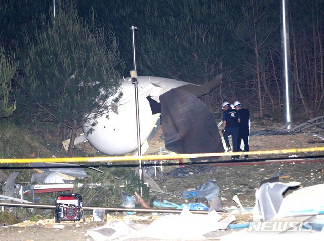 【강릉=뉴시스】김경목 기자 = 경찰과 관계기관 관계들이 지난 23일 오후 강원 강릉시 대전동 과학산업단지 내 강원테크노파크 강릉벤처1공장 뒤편 수소탱크 3기 폭발사고 현장에서 부서진 수소탱크를 살펴보고 있다. 2019.05.24.  photo31＠newsis.com