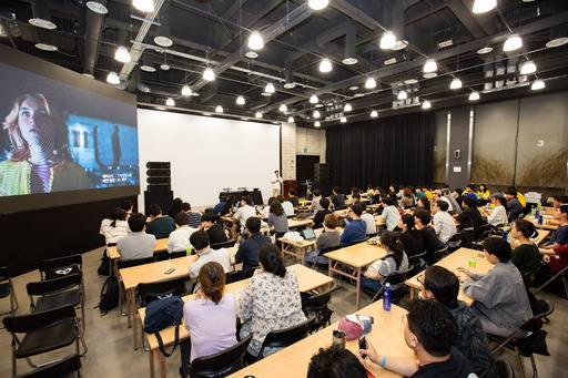 김우형 촬영감독이 지난 2일 경기 부천시 부천아트벙커B39에서 열린 제23회 BIFAN 강연에서 ‘리틀 드러머 걸’ 촬영에 얽힌 다양한 이야기를 하고 있다.부천국제판타스틱영화제(BIFAN) 제공