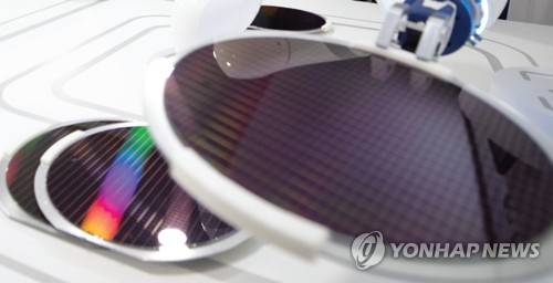 한-일 수출규제 반도체 '리지스트' [삼성전자 제공]