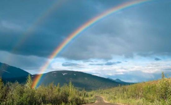 무지개가 반원형이나 부채꼴로 보이는 이유는 무엇일까요? [사진=유튜브 화면캡처]