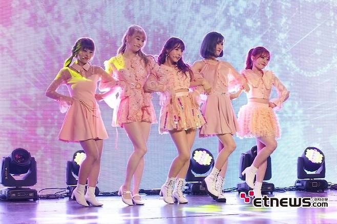 5일 서울 상암동 제일라아트홀에서는 그룹 허니팝콘(Honey Popcorn) 2집 'De-aeseohsta(디에세오스타)' 발매기념 쇼케이스가 열렸다.