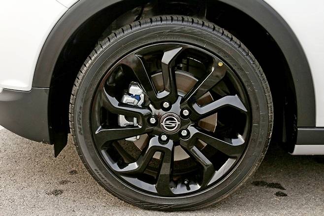 (위부터)기존 티볼리의 전면부는 다소 복잡했으나, 이번 신형은 안개등을 감싼 일체형 범퍼와 다소 날렵해진 헤드라이트, 엠블럼 역시 체어맨 엠블럼으로 렉스턴 시리즈와 동일하게 고급스럽다. 사진=정수남 기자