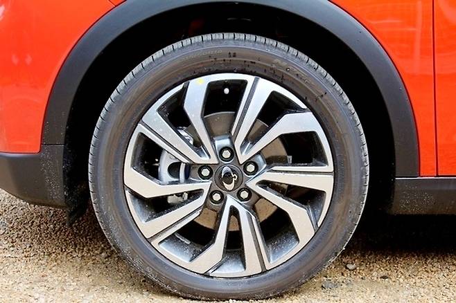 (위부터)기존 티볼리의 전면부는 다소 복잡했으나, 이번 신형은 안개등을 감싼 일체형 범퍼와 다소 날렵해진 헤드라이트, 엠블럼 역시 체어맨 엠블럼으로 렉스턴 시리즈와 동일하게 고급스럽다. 사진=정수남 기자