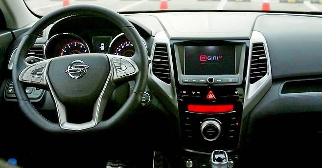 (위부터)구형 티볼리의 E-GDi 160 가솔린 엔진과 신형 티볼리의 E-GDi 150 가솔린 터보엔진. 신형 1.5 터보의 엔진음은 도서관에서도 큰 문제가 없을 정도로 정숙하다.