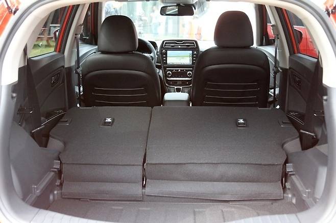 신형 티볼리의 천연 가죽 시트와 동급 최대인 적재 공간과 그대로이다.