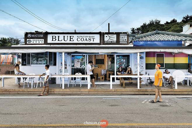 강원도 양양 동산해변의 서프숍 '블루코스트'.