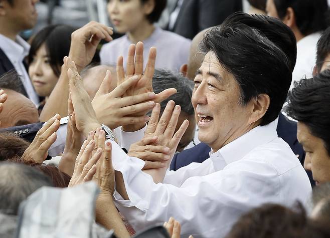 아베 신조(安倍晋三) 일본 총리가 4일 참의원 선거가 고시된 가운데 후쿠시마(福島)현 후쿠시마시에서 첫 유세에 나서 지지자들과 인사하고 있다. (사진 : 교도통신·연합뉴스)