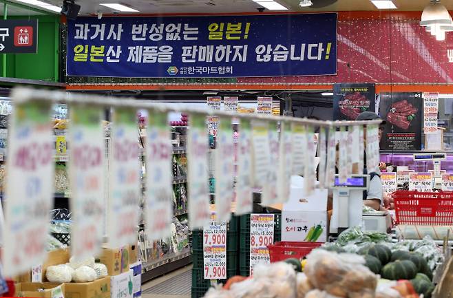 일본 정부가 한국을 상대로 반도체 핵심소재 등의 수출을 규제하자 5일 서울 은평구의 한 마트에서 일본 제품을 팔지 않는다는 현수막을 내걸었다. (사진: 연합뉴스)