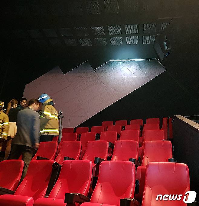 6일 오후 경기도 성남시 분당구 CGV 판교점에서 영화 상영 중 천장의 흡음재가 떨어지는 사고가 나 출동한 소방대원들이 현장을 조사하고 있다. 이날 사고로 6명이 부상해 인근 병원으로 옮겨졌다. /사진=경기도소방재난본부 제공