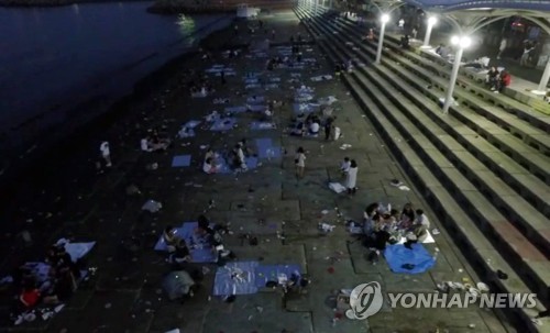 지난해 새벽 쓰레기 방치된 민락수변공원 모습 [연합뉴스 자료사진]