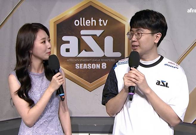 방송 인터뷰에 임하고 있는 서문지훈(오른쪽, 사진=생방송 화면 캡처).