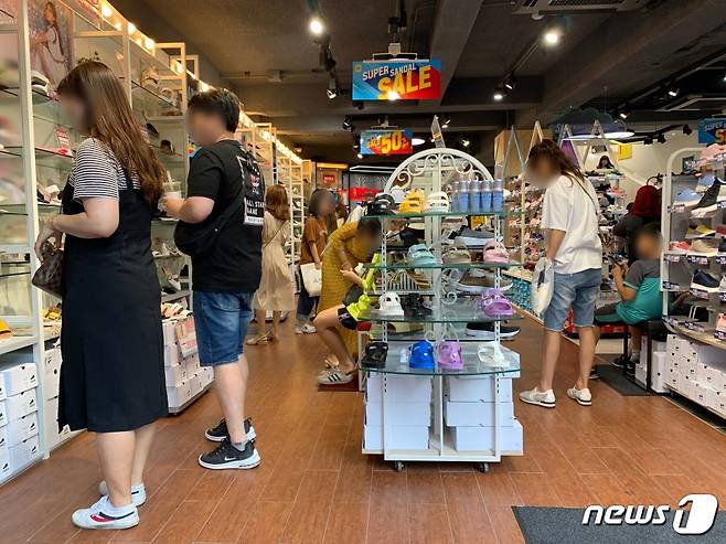 지난 6일 대구 동성로 일본 브랜드 신발매장을 찾은 시민들이 신발을 고르고 있다. 2019.7.6/뉴스1© News1 윤주민 기자
