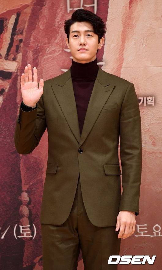 [OSEN=최규한 기자] 배우 이기우가 30일 오후 서울 목동 SBS에서 열린 주말드라마 '운명과 분노' 제작발표회에 참석해 포토타임을 하고 있다. /dreamer@osen.co.kr