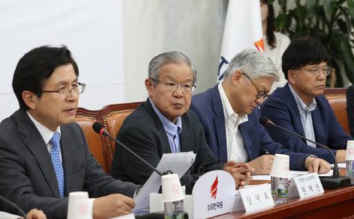 황교안 자유한국당 대표(맨 오른쪽)가 7일 국회에서 열린 ‘일본의 경제보복 관련 긴급대책회의’에서 발언하고 있다. 연합뉴스