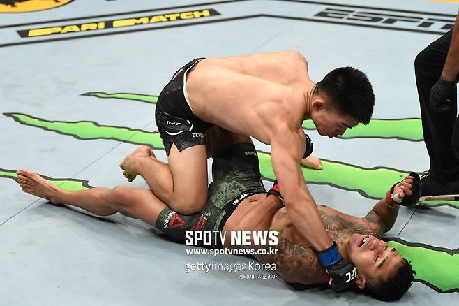 ▲ 송야동은 7일(한국시간) 미국 라스베이거스 티모바일 아레나에서 열린 UFC 239 언더 카드 첫 경기에서 밴텀급 13위 알레한드로 페레즈(29, 멕시코)를 1라운드 2분4초에 펀치 KO로 이겼다.