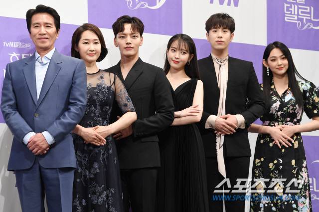 tvN 드라마 '호텔 델루나' 제작발표회가 8일 오후 서울 논현동 임피리얼팰리스 호텔에서 열렸다. 신정근, 배해선, 여진구, 이지은, 표지훈, 강미나(왼쪽부터)가 포즈 취하고 있다. '호텔 델루나'는 귀신 손님을 받는 호텔 사장(이지은)과 지배인(여진구)의 호러 로맨스를 그린 드라마다. 정재근 기자 cjg@sportschosun.com/2019.07.08/