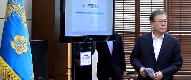 문재인 대통령이 8일 오후 청와대에서 열린 수석보좌관 회의에 입장하고 있다. 청와대사진기자단