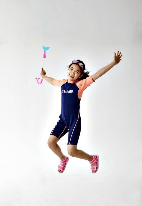 이수안 학생모델이 개인 소장품으로 스노클링 장비를 준비해 왔다. 장비까지 착용하고 보니 물가로 나갈 일만 남았다.