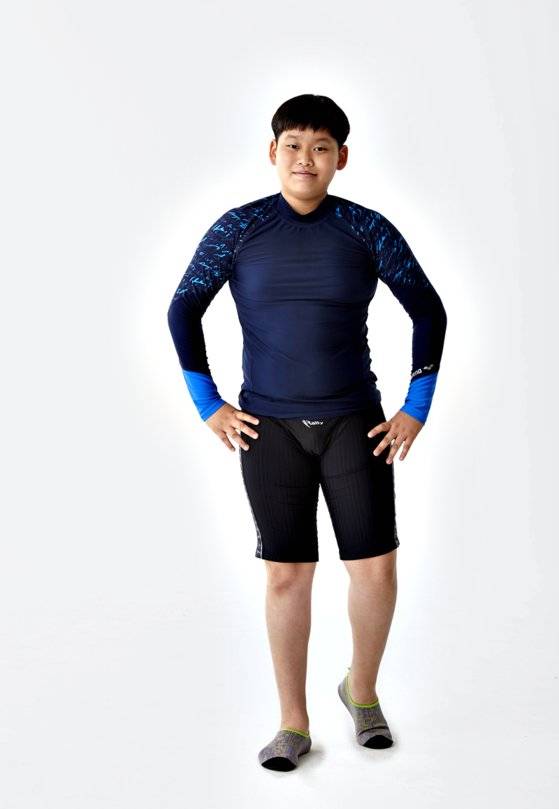 한승민 학생기자는 수영을 4년간 배운 '수영 인싸'다. 수영장 바닥이 미끄러울 때 신는 수영장용 양말도 가지고 있다.