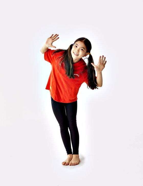 이수안 학생모델이 다홍색 수건 재질 후드 티셔츠를 입었다. 몸의 물기를 닦고 멋도 부릴 수 있어 일석이조다.