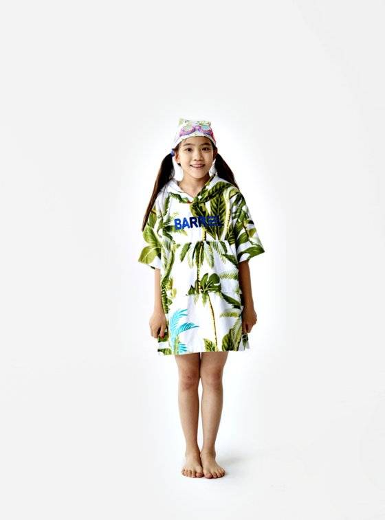 이수안 학생모델은 한승민 학생기자와 달리 흰색 수건 재질 판초를 선택했다. 야자수 무늬가 눈에 띄는 판초는 모래 위에 앉아 입으면 더 멋질 거라는 게 이 학생모델의 생각이다.