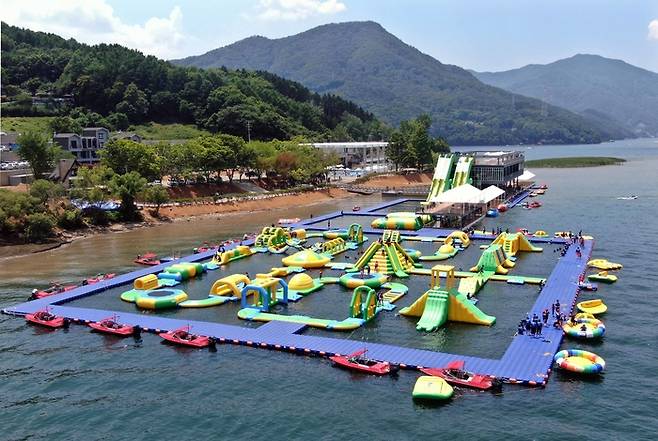 캠프통포레스트 전경/ 캠프통 유지근 총괄본부장은 '그간 캠프통아일랜드를 운영하며 얻은 노하우를 바탕으로 세계 적 규모의 캠프통포레스트를 오픈했다. 기존 캠프통아일랜드가 국내형이었다면 아일랜드보다 3배 규모의 포레스트는 해외 진출을 염두에 두고 만들었다.'면서 '전 세계, 어느 국가에서 방문해도 최고의 경험을 선사할 것이며 이를 통해 가평 및 대한민국 수상레저를 널리 전파할 계획'이라고 밝혔다.