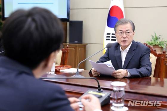 【서울=뉴시스】전신 기자 = 문재인 대통령이 8일 청와대 여민관에서 열린 수석·보좌관회의를 주재하고 있다. 왼쪽은 김상조 정책실장. 2019.07.08.   photo1006@newsis.com