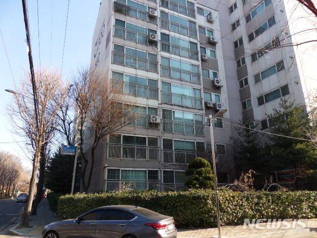 【서울=뉴시스】김가윤 기자 = 서울 도봉구 방학동 740 동양크레오아파트 102동 105호가 경매에 나왔다. 2004년 12월 준공된 4개동 212세대 단지로, 해당 물건은 12층 중 1층이다. 전용면적은 115㎡다. 2019.07.08 (제공=지지옥션)  yoon@newsis.com