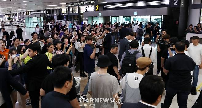 [★포토]방탄소년단 '김포공항 마비시킨 월드돌'