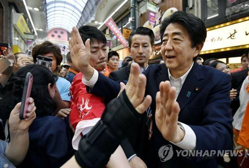 오사카서 참의원 선거 유세하는 아베 총리 (오사카 교도=연합뉴스) 아베 신조(安倍晋三) 일본 총리가 지난 6일 참의원 선거 유세에 나서 오사카(大阪) 상점가에서 유권자들과 인사하고 있다. 2019.7.7       [교도 제공. 재판매 및 DB 금지] bkkim@yna.co.kr