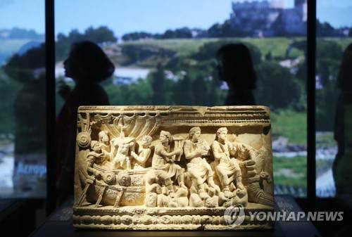 '에트루리아의 문명을 찾아서' (서울=연합뉴스) 진연수 기자 = 8일 서울 용산구 국립중앙박물관에서 열린 특별전 '로마 이전, 에트루리아' 언론공개회에서 관람객들이 전시를 살펴보고 있다. 이번 특별전은 고대 지중해 문명의 한 축이었던 에트루리아의 역사와 문화를 소개하는 자리로 신전 페디먼트, 청동상, 석상 등 약 300점이 전시된다. 2019.7.8 jin90@yna.co.kr