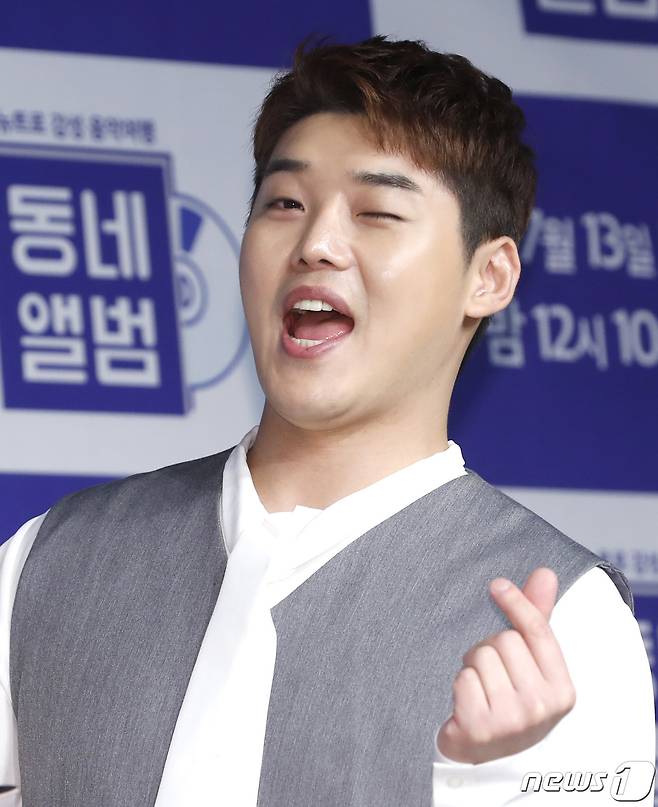 방송인 권혁수가 9일 오후 서울 영등포구 여의도동 서울마리나에서 열린 TV CHOSUN 예능프로그램 ‘뉴트로 감성 음악여행 : 동네 앨범’ 제작발표회에 참석해 포즈를 취하고 있다. ‘동네 앨범’은 낯선 여행지에 도착한 출연진들이 그곳에서 만난 ‘동네’ 사람들과의 이야기를 담아내는 프로그램이다. 2019.7.9/뉴스1 © News1 권현진 기자