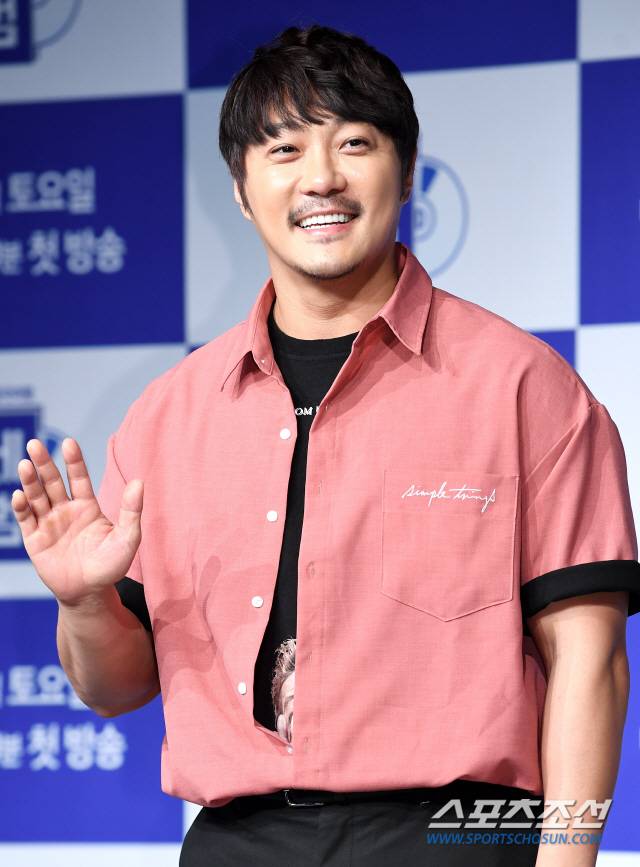 TV 조선 예능프로그램 '동네앨범' 제작발표회가 9일 오후 서울 영등포구 서울마리나 요트클럽에서 열렸다. KCM이 포즈 취하고 있다.  '동네앨범'은 낯선 여행지에 도착한 출연진이 그곳에서 만난 동네사람들과의 이야기를 담아내는 '음악여행' 프로그램이다. 정재근 기자 cjg@sportschosun.com/2019.07.09/