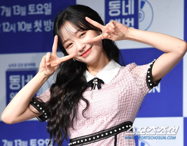 TV 조선 예능프로그램 '동네앨범' 제작발표회가 9일 오후 서울 영등포구 서울마리나 요트클럽에서 열렸다. 러블리즈 멤버 수정이 포즈 취하고 있다.  '동네앨범'은 낯선 여행지에 도착한 출연진이 그곳에서 만난 동네사람들과의 이야기를 담아내는 '음악여행' 프로그램이다. 정재근 기자 cjg@sportschosun.com/2019.07.09/