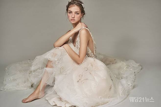 사진 : 웨딩드레스 마리스포사, 포토그래퍼 김보하(써드마인드), 스타일리스트 정민경, 헤어 박효심 메이크업 김미소(에브뉴준오), 모델 줄리, 제품협찬 로제도르. 마니에피에디, 바슐, 해수엘