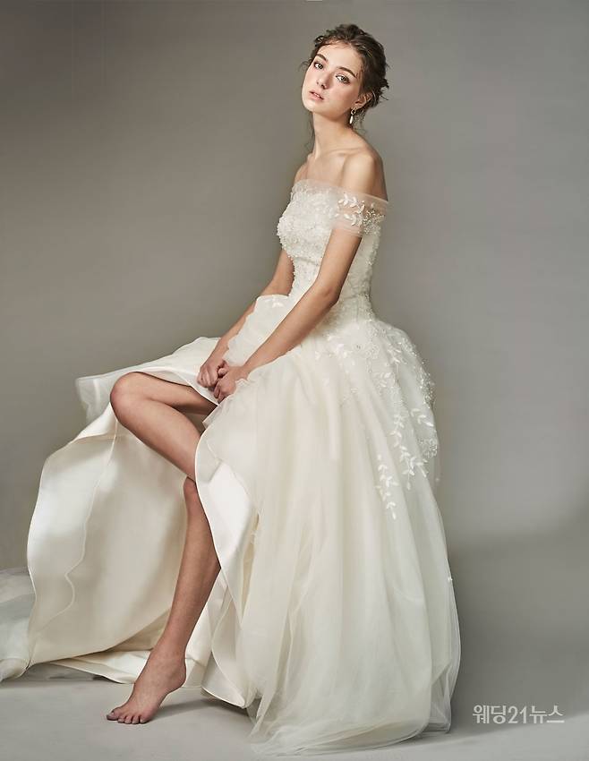 사진 : 웨딩드레스 마리스포사, 포토그래퍼 김보하(써드마인드), 스타일리스트 정민경, 헤어 박효심 메이크업 김미소(에브뉴준오), 모델 줄리, 제품협찬 로제도르. 마니에피에디, 바슐, 해수엘