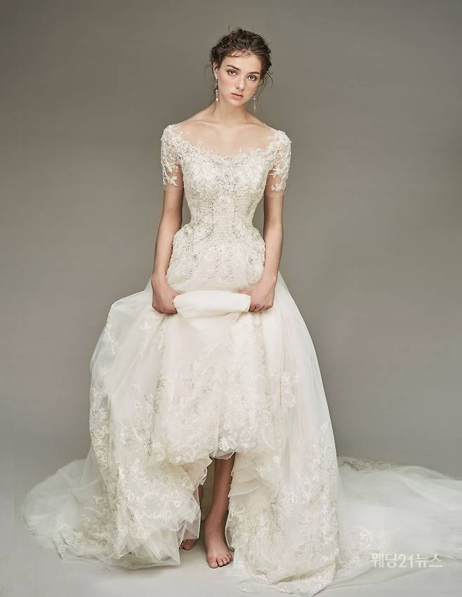 사진 : 웨딩드레스 마리스포사, 포토그래퍼 김보하(써드마인드), 스타일리스트 정민경, 헤어 박효심 메이크업 김미소(에브뉴준오), 모델 줄리, 제품협찬 로제도르. 마니에피에디, 바슐, 해수엘