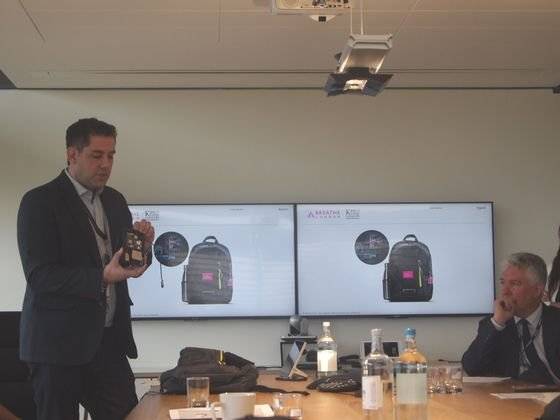 ‘영국 맑은 공기의 날’ 기념 미디어 행사에 참가한 다이슨 헬스 앤 뷰티 카테고리 부사장 폴 도슨(왼쪽)과 킹스 칼리지의 프랭크 켈리 교수. 유지연 기자