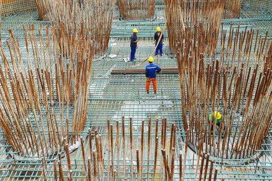 중국 남서부 쓰촨(四川)성, 구이저우(九州), 윈난(雲南)성 접경지역에 위치한 아치교가 협곡 위에 7일(현지시간) 연결됐다. 주교 설치를 위해 관계자들이 공사를 하고 있다. [신화=연합뉴스]