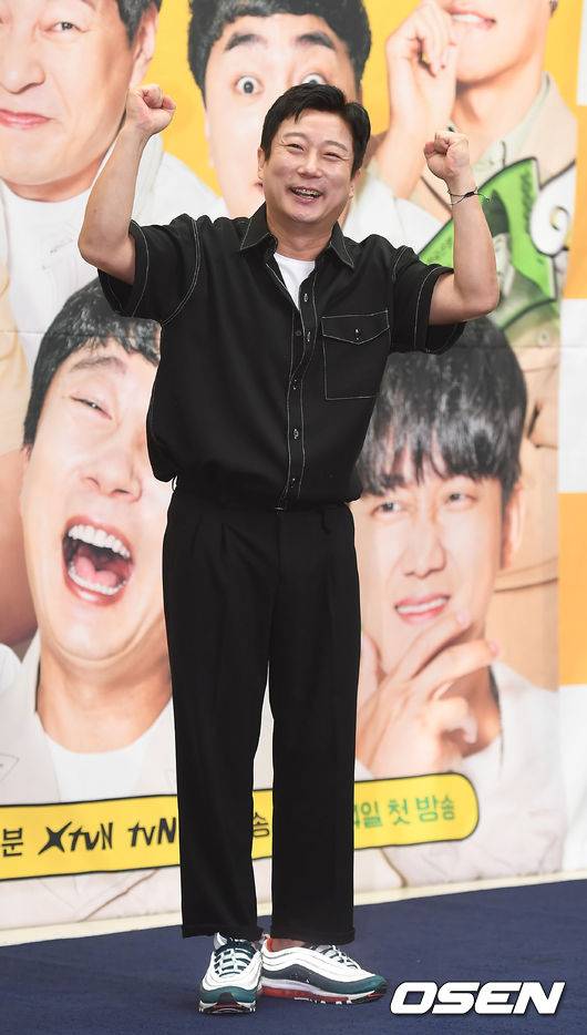 [OSEN=곽영래 기자] XtvN 새 예능 '플레이어' 제작발표회가 9일 오후 서울 마포구 스탠포드 호텔에서 진행됐다.  이수근이 포토타임을 갖고 있다. /youngrae@osen.co.kr