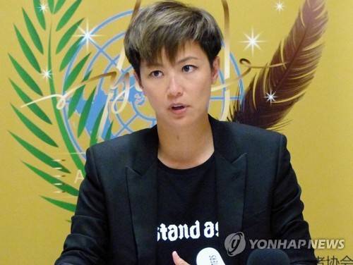 8일(현지시간) 제네바의 유엔 빌딩에서 홍콩 가수 데니스 호가 발언하고 있다. [AP=연합뉴스]