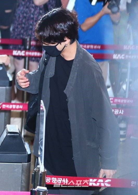 정국이 4일 오후 해외일정 소화차 김포공항을 통해 일본 오사카로 출국 하고 있다. [사진 일간스포츠]