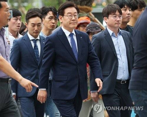 직권남용과 선거법 위반 혐의로 재판에 넘겨져 1심에서 모두 무죄를 선고받은 이재명 경기도지사가 10일 오후 경기도 수원시 영통구 수원고등법원에서 열린 항소심 첫 공판에 출석하고 있다. [연합뉴스]