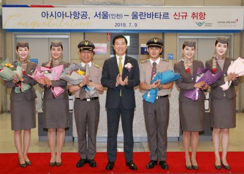 지난 9일 인천국제공항 제1여객터미널에서 열린 아시아나항공 울란바토르 취항식에서 한창수(가운데) 아시아나항공 사장과 임직원들이 기념촬영을 하고 있다. 아시아나항공 제공