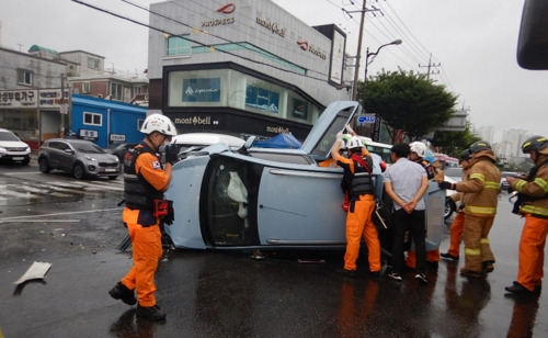 빗길 교차로 3중 추돌사고 [광주 북부소방서 제공. 재판매 및 DB 금지]